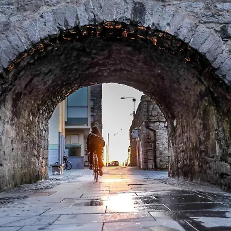 Eyre Square Hotel 3*