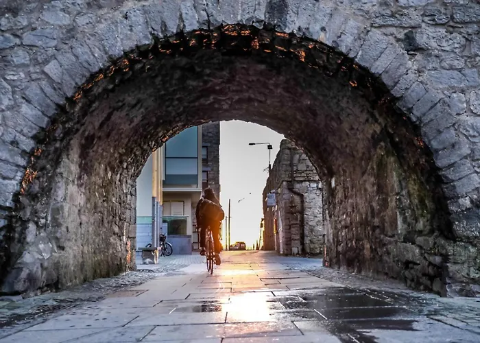 Eyre Square Hotel 3*