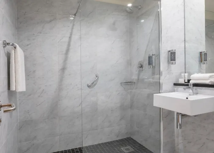 Eyre Square Hotel 3*